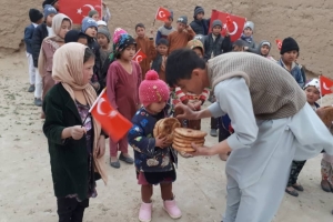 Afganistan bölgesinde çadırlarda yaşamlarını sürdüren yetim yoksul ailelere ekmek dağıtımlarımız devam ediyor