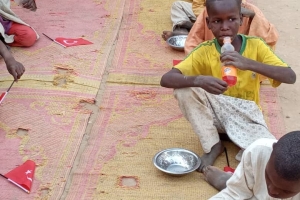 Dünyanın 3.en Fakir ülkesi Afrika Nijer de yemek dağıtımı