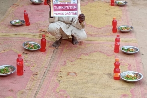 Dünyanın 3.en Fakir ülkesi Afrika Nijer de yemek dağıtımı