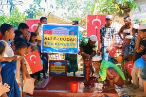 Bangladeş Arakan kamplarında Ali Õzbudak Camii bahçesi Su kuyusu açılışıni yaptık 
