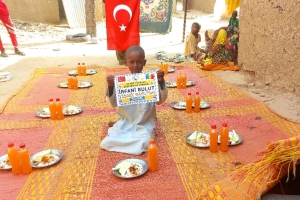 Afrika Çad bölgesinde yetim ve yoksul çocuklara yemek dağıtımında bulunduk Çocukları mutluluklarına vesile olduk 