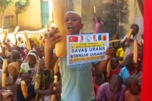 Afrika Çad bölgesinde yetim ve yoksul çocuklara ekmek dağıtımında bulunduk 