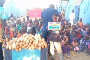 Bugün Afrika kamerunda şiddetli yağışlar ve seller sonucunda evsiz kalan çadırlarda yaşayan yetim yoksul ailelere ekmek dağıtımında bulunduk Kasım 2022