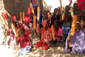 Afrika Kamerun'da ekmek dağıtımı Ocak 2023