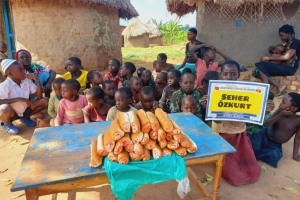 Uganda Kamerun ekmek dağıtımı 