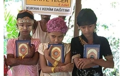ASYA ARAKAN KAMPLARINDA KURANI KERİM DAĞITIMI 