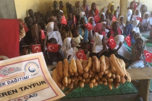 Ekmek dağıtımlarımız Afrika çad bölgesinde devam ediyor