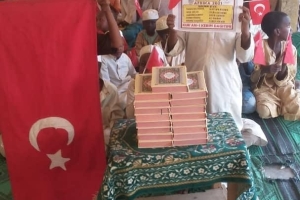 Afrika'da Hafız talebelere Kur'an-ı Kerim dağıtım larımız devam ediyor
