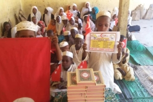 Afrika'da Hafız talebelere Kur'an-ı Kerim dağıtım larımız devam ediyor