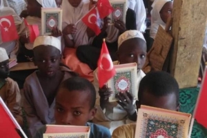 Afrika'da Hafız talebelere Kur'an-ı Kerim dağıtım larımız devam ediyor