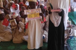 Afrika'da Hafız talebelere Kur'an-ı Kerim dağıtım larımız devam ediyor