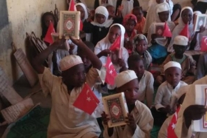 Afrika'da Hafız talebelere Kur'an-ı Kerim dağıtım larımız devam ediyor