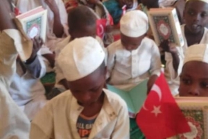 Afrika'da Hafız talebelere Kur'an-ı Kerim dağıtım larımız devam ediyor