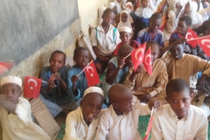 Afrika'da çocukları sevindirme zamanı Bisküvi dağıtımlarimiz devam ediyor