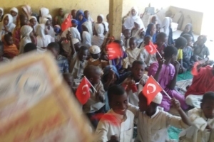 Afrika'da çocukları sevindirme zamanı Bisküvi dağıtımlarimiz devam ediyor