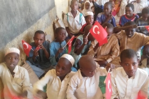 Afrika'da çocukları sevindirme zamanı Bisküvi dağıtımlarimiz devam ediyor