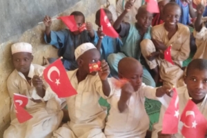 Afrika'da çocukları sevindirme zamanı Bisküvi dağıtımlarimiz devam ediyor