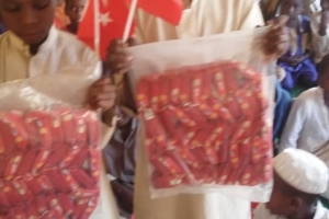 Afrika'da çocukları sevindirme zamanı Bisküvi dağıtımlarimiz devam ediyor