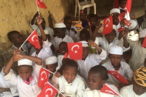 Afrikali çocukları sevindirmeye bisküvi dağıtmaya devam ediyoruz