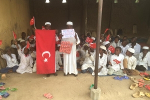 Afrikali çocukları sevindirmeye bisküvi dağıtmaya devam ediyoruz