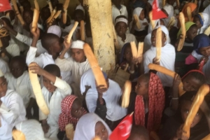 Afrika'da yetim yoksul çocuklara Ekmek dağıtımına devam ediyoruz