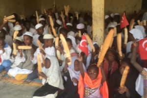 Afrika'da yetim yoksul çocuklara Ekmek dağıtımına devam ediyoruz