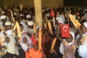 Afrika'da yetim yoksul çocuklara Ekmek dağıtımına devam ediyoruz