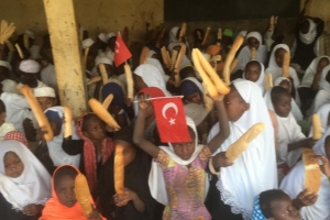 Afrika'da yetim yoksul çocuklara Ekmek dağıtımına devam ediyoruz