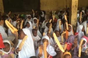 Afrika'da yetim yoksul çocuklara Ekmek dağıtımına devam ediyoruz