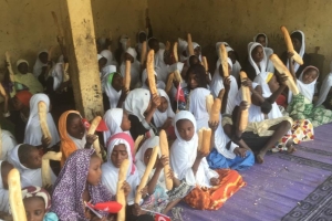 Afrika'da yetim yoksul çocuklara Ekmek dağıtımına devam ediyoruz