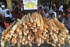 Afrika'da yetim yoksul çocuklara Ekmek dağıtımına devam ediyoruz