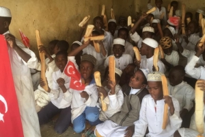 Afrika'da yetim yoksul çocuklara Ekmek dağıtımına devam ediyoruz