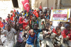 Afrika Nijerya çocukları sevindirme bisküvi dağıtımlarimiz devam ediyor