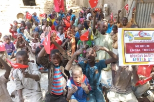 Afrika Nijerya çocukları sevindirme bisküvi dağıtımlarimiz devam ediyor