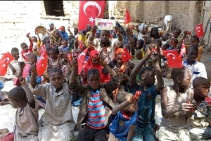 Afrika Nijerya çocukları sevindirme bisküvi dağıtımlarimiz devam ediyor