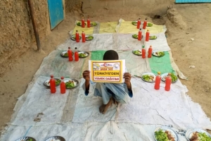 Afrika kıtası Benin ülkesinde yetim yoksul çocuklara yemek dağıtımı yapıldı