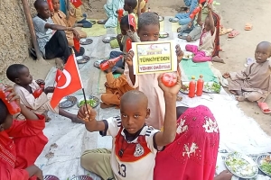 Afrika kıtası Benin ülkesinde yetim yoksul çocuklara yemek dağıtımı yapıldı