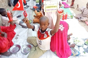 Afrika kıtası Benin ülkesinde yetim yoksul çocuklara yemek dağıtımı yapıldı