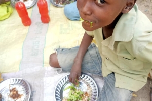 Afrika kıtası Benin ülkesinde yetim yoksul çocuklara yemek dağıtımı yapıldı