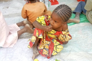 Afrika kıtası Benin ülkesinde yetim yoksul çocuklara yemek dağıtımı yapıldı