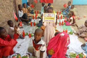 Afrika kıtası Benin ülkesinde yetim yoksul çocuklara yemek dağıtımı yapıldı