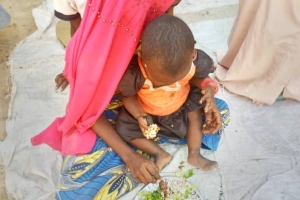 Afrika kıtası Benin ülkesinde yetim yoksul çocuklara yemek dağıtımı yapıldı