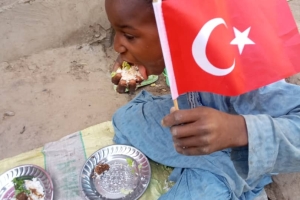 Afrika kıtası Benin ülkesinde yetim yoksul çocuklara yemek dağıtımı yapıldı