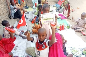 Afrika kıtası Benin ülkesinde yetim yoksul çocuklara yemek dağıtımı yapıldı