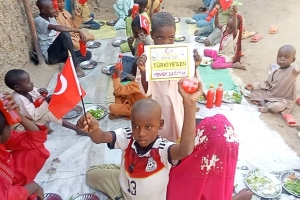 Afrika kıtası Benin ülkesinde yetim yoksul çocuklara yemek dağıtımı yapıldı