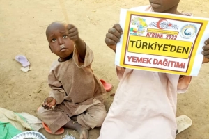 Afrika kıtası Benin ülkesinde yetim yoksul çocuklara yemek dağıtımı yapıldı