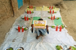 Afrika kıtası Benin ülkesinde yetim yoksul çocuklara yemek dağıtımı yapıldı