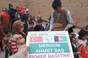 Afganistan bölgesinde çadırlarda yaşamlarını sürdüren yetim yoksul ailelere ekmek dağıtımlarımız devam ediyor