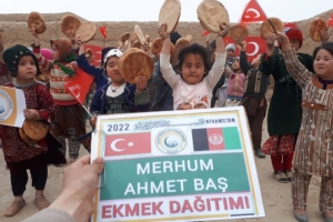 Afganistan bölgesinde çadırlarda yaşamlarını sürdüren yetim yoksul ailelere ekmek dağıtımlarımız devam ediyor