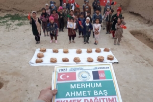 Afganistan bölgesinde çadırlarda yaşamlarını sürdüren yetim yoksul ailelere ekmek dağıtımlarımız devam ediyor